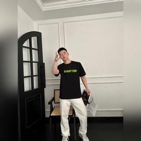 Новая модель короткорукавой футболки Louis Vuitton с двойным слое