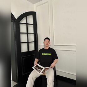 Новая модель короткорукавой футболки Louis Vuitton с двойным слое