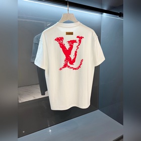 Новая модель короткорукавой футболки Louis Vuitton с двойным слое