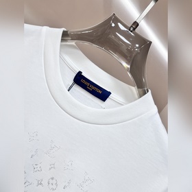 Эксклюзивная весенняя новинка от Louis Vuitton： модная и удобная 