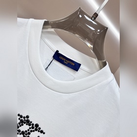 Эксклюзивная весенняя новинка от Louis Vuitton： модная и удобная 