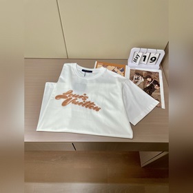 Новая модель короткорукавой футболки Louis Vuitton yyds для повсе