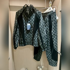Спортивный комплект LV, в котором классический шахматный узор и с