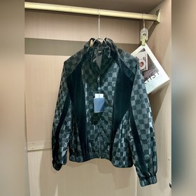 Спортивный комплект LV, в котором классический шахматный узор и с