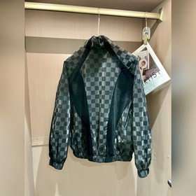 Спортивный комплект LV, в котором классический шахматный узор и с
