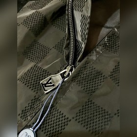 Спортивный комплект LV, в котором классический шахматный узор и с