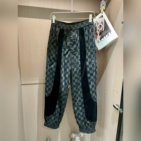 Спортивный комплект LV, в котором классический шахматный узор и с