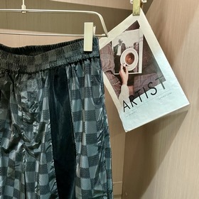 Спортивный комплект LV, в котором классический шахматный узор и с