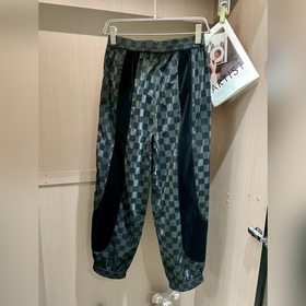 Спортивный комплект LV, в котором классический шахматный узор и с