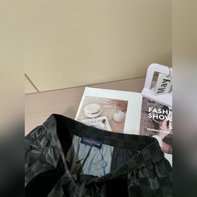 Спортивный комплект LV, в котором классический шахматный узор и с