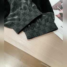 Спортивный комплект LV, в котором классический шахматный узор и с