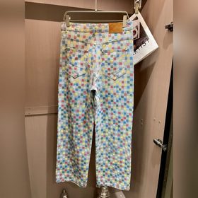 Джинсовый комплект Louis Vuitton – это воплощение моды и энергии.