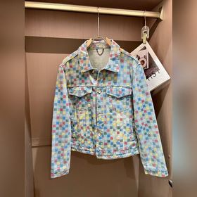 Джинсовая куртка Louis Vuitton — воплощение моды и энергии. Корот