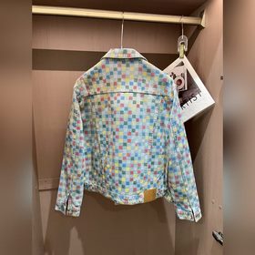 Джинсовая куртка Louis Vuitton — воплощение моды и энергии. Корот