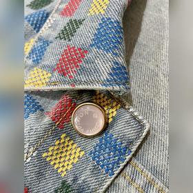 Джинсовая куртка Louis Vuitton — воплощение моды и энергии. Корот