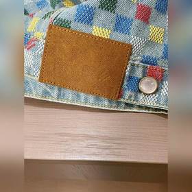 Джинсовая куртка Louis Vuitton — воплощение моды и энергии. Корот
