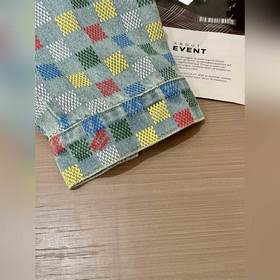 Джинсовая куртка Louis Vuitton — воплощение моды и энергии. Корот