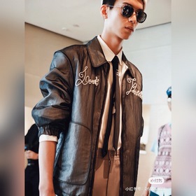 LOUIS VUITTON  МОДЕЛЬ： Z2213U Размер： 47 x 29 x 140