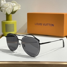 На задней стороне имеются отверстия для винтов. LOUIS VUITTON  М