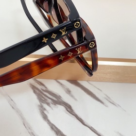 LOUIS VUITTON  МОДЕЛЬ： Z2136U Размер： 56 x 19 x 143