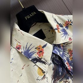 Короткорукавная рубашка Prada Hawaii с принтом. Эта хлопковая руб