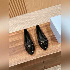 Новая весенняя коллекция Prada： туфли с круглым носком и треуголь