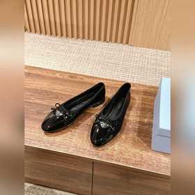 Новая весенняя коллекция Prada： туфли с круглым носком и треуголь