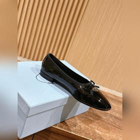 Новая весенняя коллекция Prada： туфли с круглым носком и треуголь