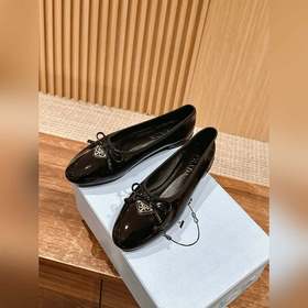 Новая весенняя коллекция Prada： туфли с круглым носком и треуголь