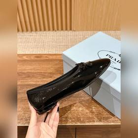 Новая весенняя коллекция Prada： туфли с круглым носком и треуголь