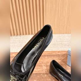 Новая весенняя коллекция Prada： туфли с круглым носком и треуголь