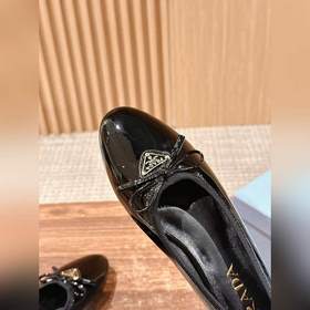 Новая весенняя коллекция Prada： туфли с круглым носком и треуголь