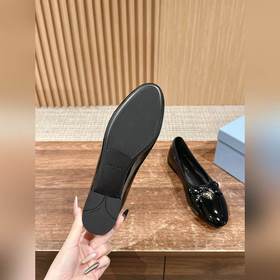 Новая весенняя коллекция Prada： туфли с круглым носком и треуголь