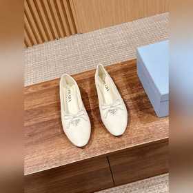 Новая весенняя коллекция Prada： туфли с круглым носком и треуголь