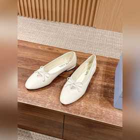 Новая весенняя коллекция Prada： туфли с круглым носком и треуголь