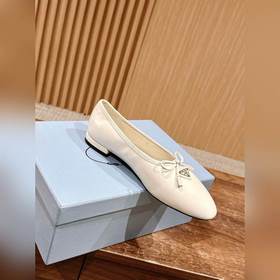 Новая весенняя коллекция Prada： туфли с круглым носком и треуголь