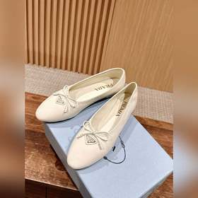 Новая весенняя коллекция Prada： туфли с круглым носком и треуголь
