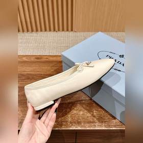 Новая весенняя коллекция Prada： туфли с круглым носком и треуголь