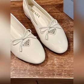 Новая весенняя коллекция Prada： туфли с круглым носком и треуголь