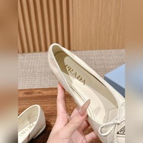 Новая весенняя коллекция Prada： туфли с круглым носком и треуголь
