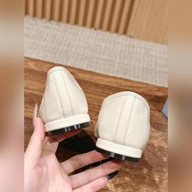 Новая весенняя коллекция Prada： туфли с круглым носком и треуголь