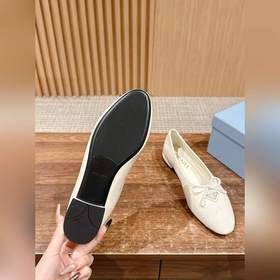 Новая весенняя коллекция Prada： туфли с круглым носком и треуголь