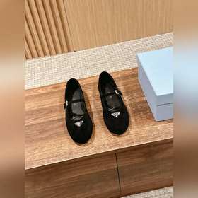 Новые туфли Prada Mary Jane из кожи бычка с металлическим треугол