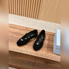 Новые туфли Prada Mary Jane из кожи бычка с металлическим треугол
