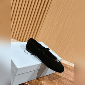 Новые туфли Prada Mary Jane из кожи бычка с металлическим треугол