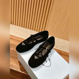 Новые туфли Prada Mary Jane из кожи бычка с металлическим треугол