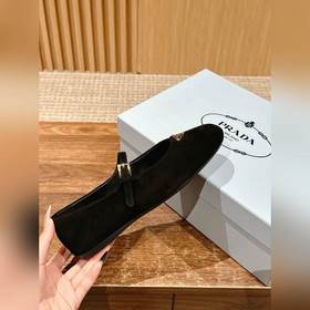 Новые туфли Prada Mary Jane из кожи бычка с металлическим треугол