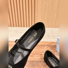 Новые туфли Prada Mary Jane из кожи бычка с металлическим треугол