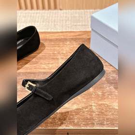 Новые туфли Prada Mary Jane из кожи бычка с металлическим треугол