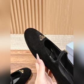 Новые туфли Prada Mary Jane из кожи бычка с металлическим треугол